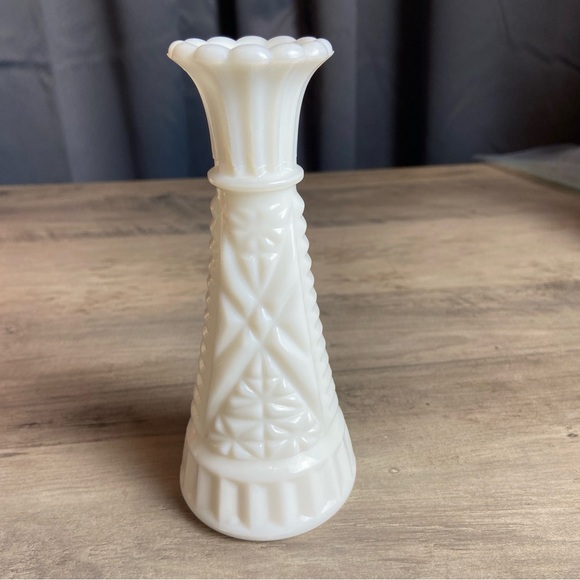 Milk Glass Bud Vase by ANCHOR HOCKING 6” - Picture 3 of 7